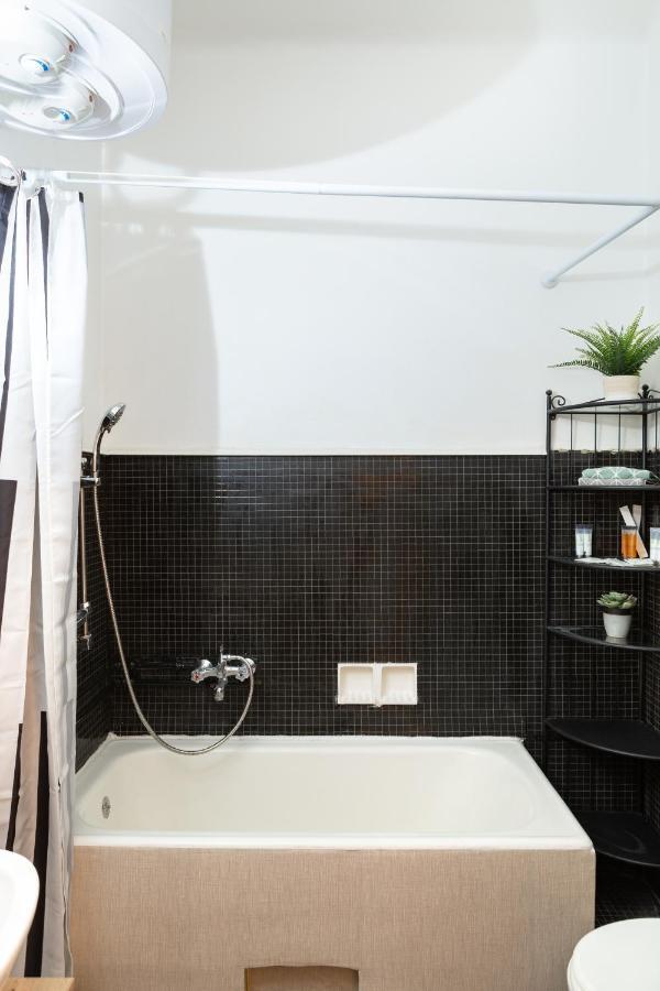 Sweet Studio With Art In The Heart Of Apartment Budapest