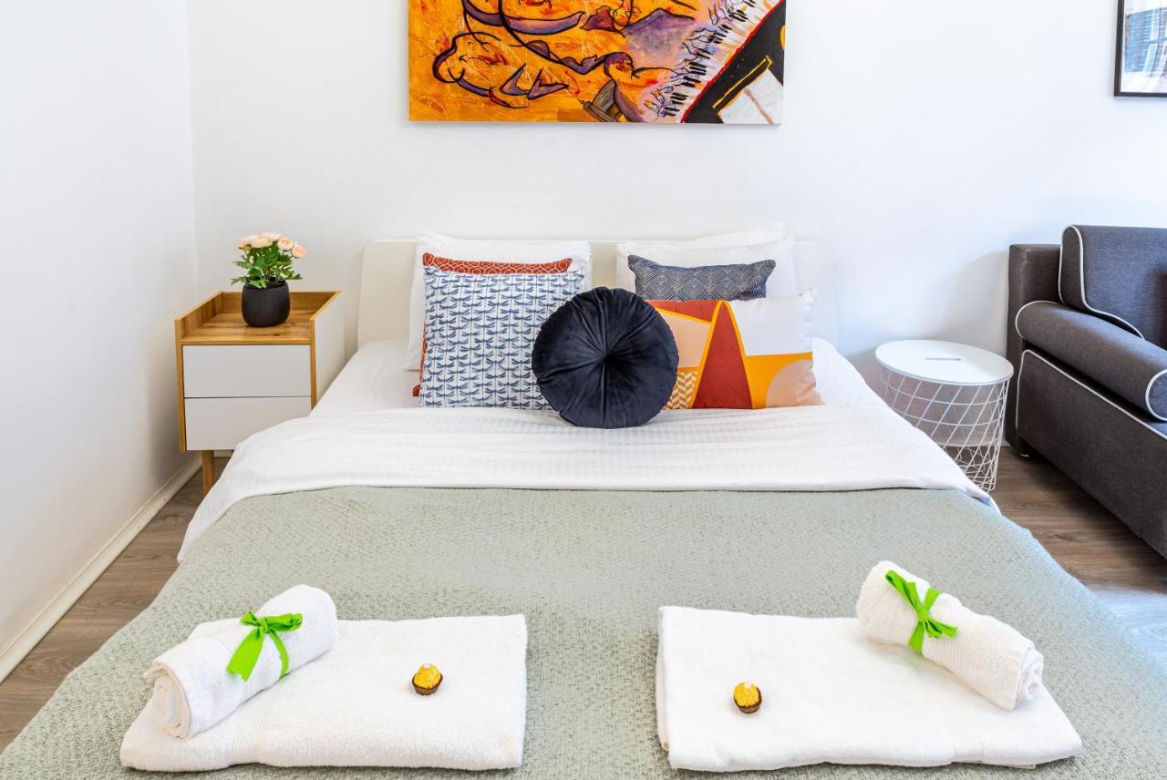 Sweet Studio With Art In The Heart Of Apartment *